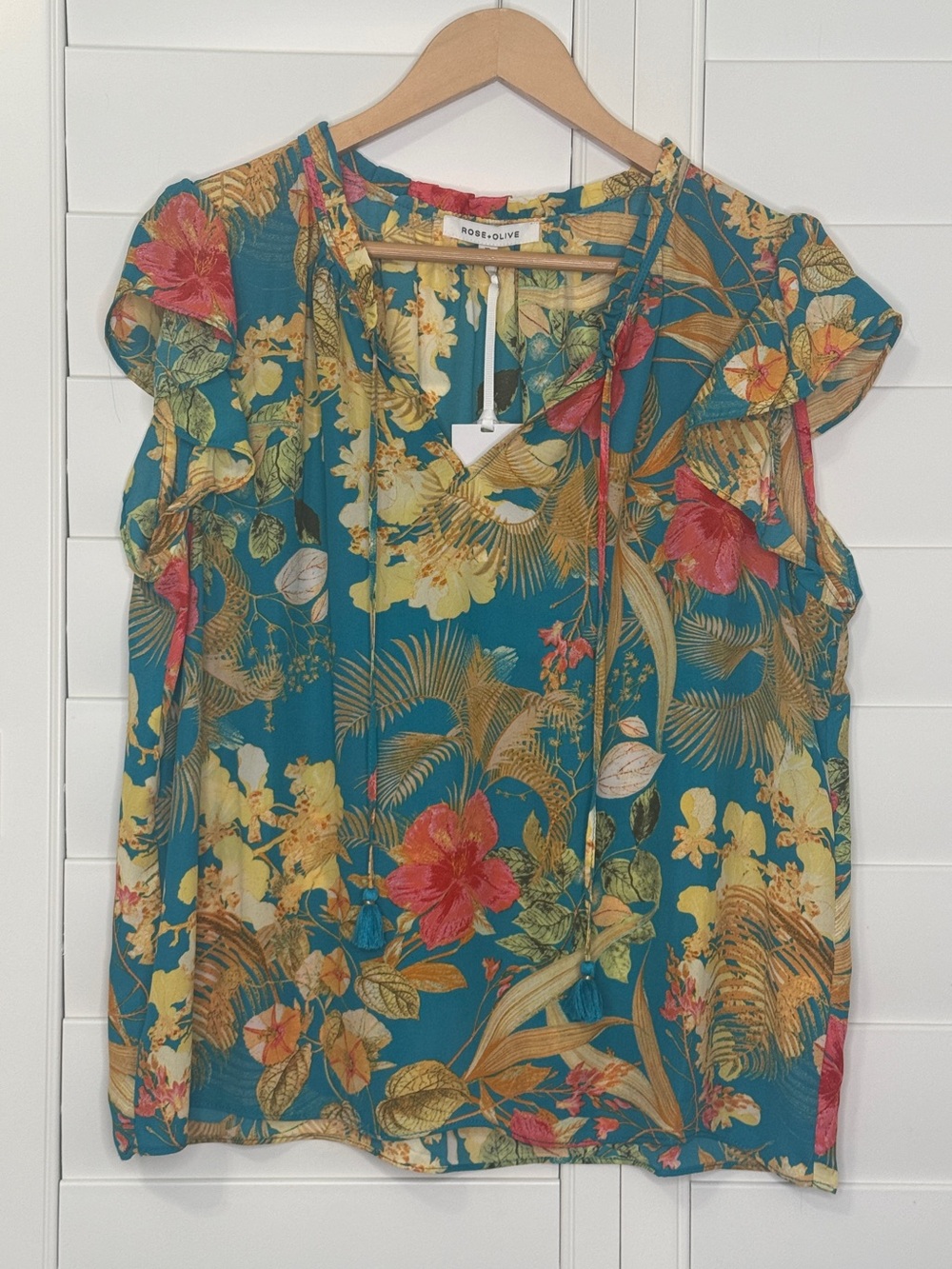 NWT....Rose + Olive Floral Blouse With Ruffle Cap Sleeve Size XL